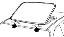 Места установки плоских лапок в прорези при установке люка на автомобиль.